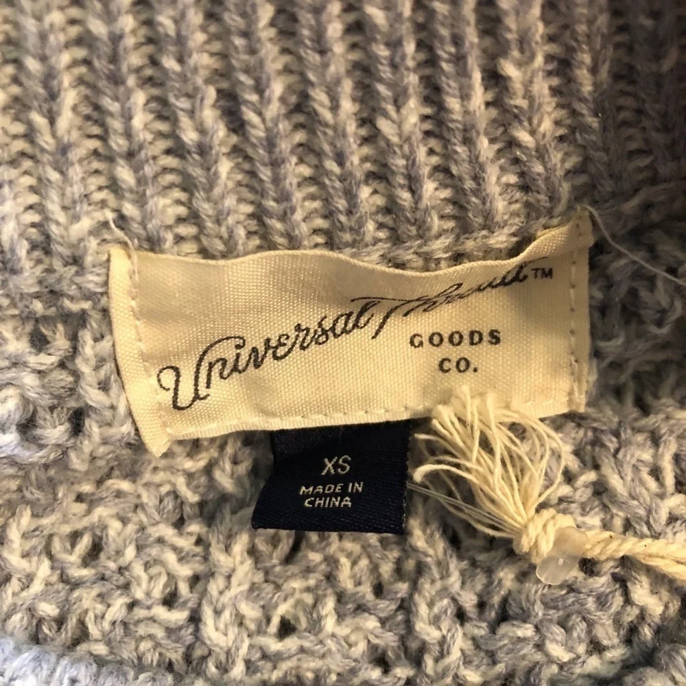 Universal Thread / NWT/ Cropped  Sweater/ XS